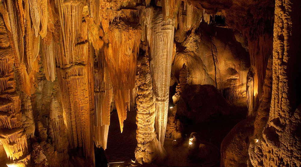 https://d3r8gwkgo0io6y.cloudfront.net/upload/cave of the wind.jpg